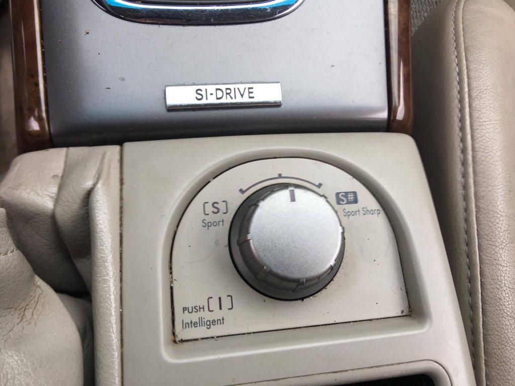 Subaru Outback H6 with central button to control the driving mode.